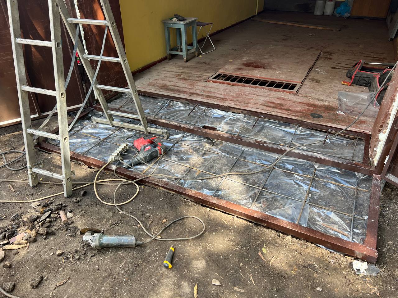 Замена шифера на профнастил в гараже и заливка пола заводским бетоном