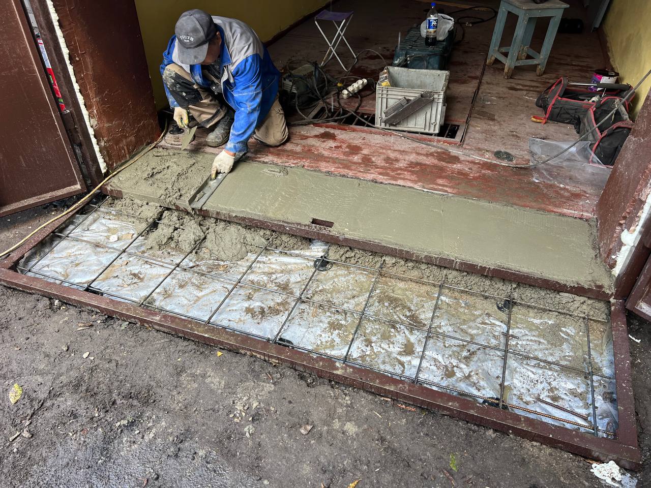 Замена шифера на профнастил в гараже и заливка пола заводским бетоном